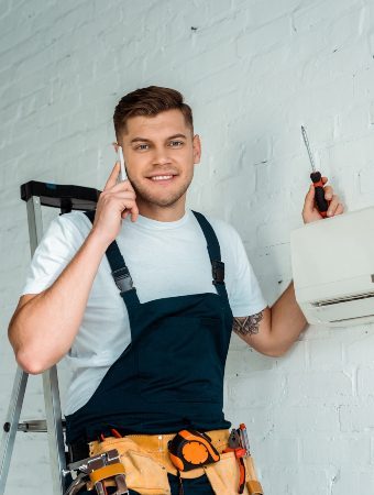 happy-installer-holding-screwdriver-while-talking-N5SBRZL-1-1-qazfqqutkbc9tkz52y7llpxrt8415zqcvo9hptkcr8 (3)