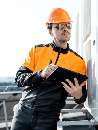 workman-servicing-air-conditioning-or-heat-pump-wi-GVKM7VU-1-qazfr171nhqfdak4ekohv5bucgp2invel3ftzv50us